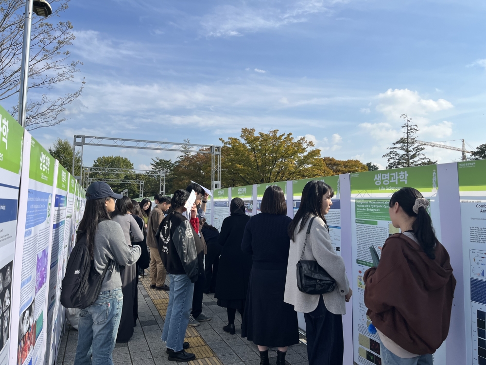 external_image 그림입니다. 원본 그림의 이름: 포스터 (37).jpg 원본 그림의 크기: 가로 4032pixel, 세로 3024pixel 사진 찍은 날짜: 2025년 11월 04일 오후 2:14 카메라 제조 업체 : Apple 카메라 모델 : iPhone 13 프로그램 이름 : 17.6.1 F-스톱 : 1.6 노출 시간 : 1/3413초 ISO 감도 : 50 노출 모드 : 자동 35mm 초점 거리 : 26 프로그램 노출 : 자동 제어 모드 측광 모드