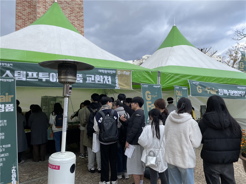 external_image 그림입니다. 원본 그림의 이름: IMG_5051 김민채.jpeg 원본 그림의 크기: 가로 4032pixel, 세로 3024pixel 사진 찍은 날짜: 2024년 11월 26일 오후 3:40 카메라 제조 업체 : Apple 카메라 모델 : iPhone 12 mini 프로그램 이름 : 18.1.1 F-스톱 : 1.6 노출 시간 : 1/640초 IOS 감도 : 32 노출 모드 : 자동 35mm 초점 거리 : 26 프로그램 노출 : 자동 제어 모